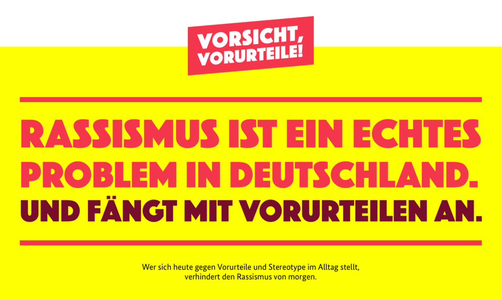 Kampagnenmotiv der Kampagne "Vorsicht, Vorurteile!" für die Referenz "Vorsicht, Vorurteile!" der Agentur THE BRETTINGHAMS. Der Text auf dem Motiv lautet "Rassismus ist ein echtes Problem in Deutschland und fängt mit Vorurteilen an."